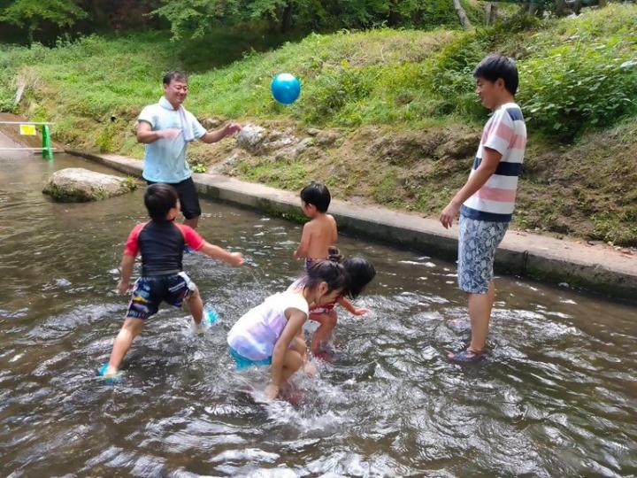 川遊び活動の画像