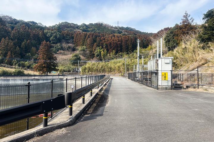 登山口手前の調整水槽の画像
