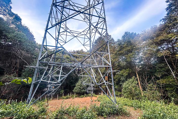 登山道の鉄塔の画像