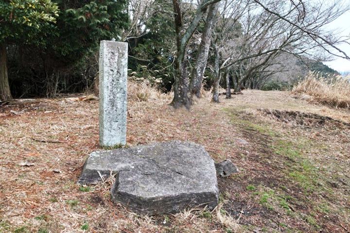 『目配山（神功腰掛石）』目配山頂にある神功皇后が腰を掛けた石の画像