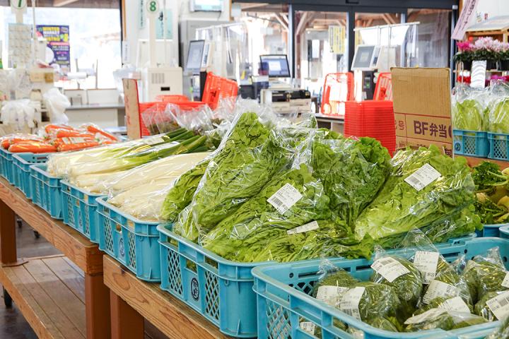 朝採れ野菜が並ぶ直売所の画像